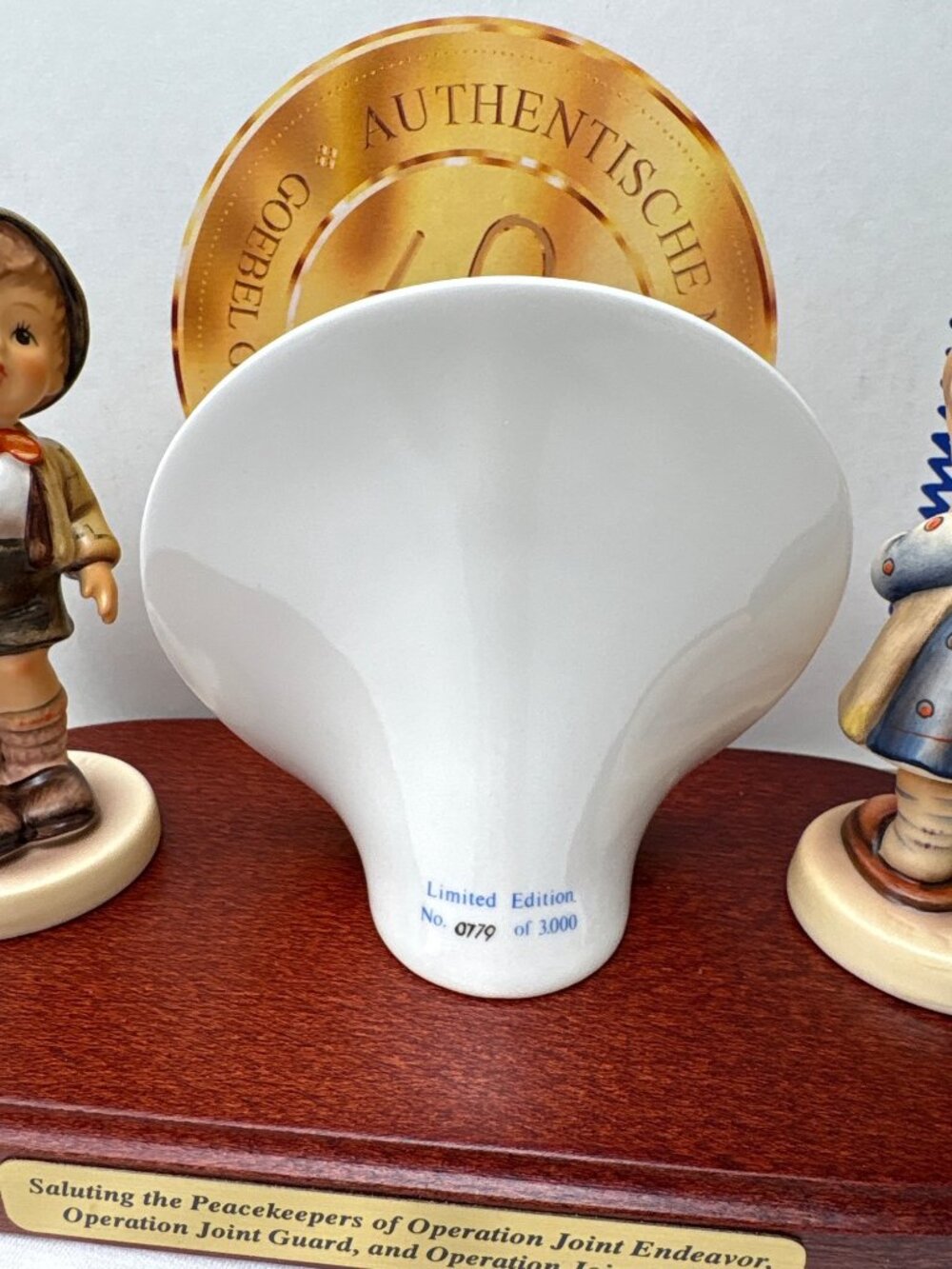 Hummel Peacekeepers Figures 495 Joint Endeavor Plaque Box & Paperwork Display - Picture 7 of 16